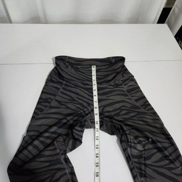 Old Navy Zebra Print Black Gray Cropped Leggings - Size M - Picture 6 of 11